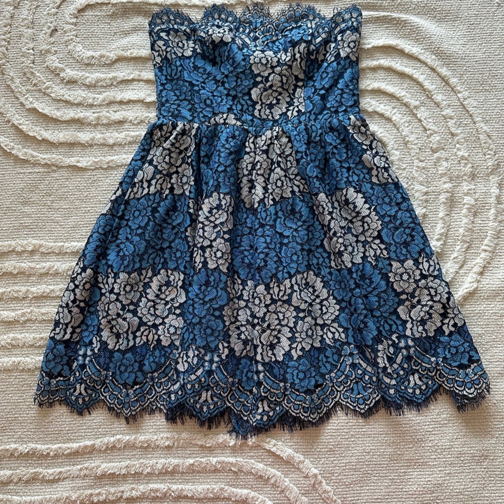NEW WITH TAGS!!! NBD Lace Strapless Mini Dress (XS)